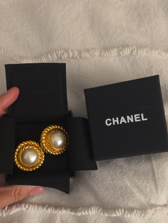 CHANEL Jewelry - Chanel Vintage Clip On Earrings